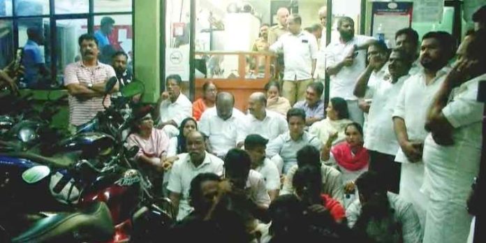 മുഖ്യമന്ത്രിയെ കരിങ്കൊടി കാട്ടിയവര്ക്കെതിരെ ജാമ്യമില്ലാ വകുപ്പ് ; പ്രതിഷേധം മുഖ്യമന്ത്രിയെ കരിങ്കൊടി കാട്ടിയവര്ക്കെതിരെ ജാമ്യമില്ലാ വകുപ്പ് ; പ്രതിഷേധം