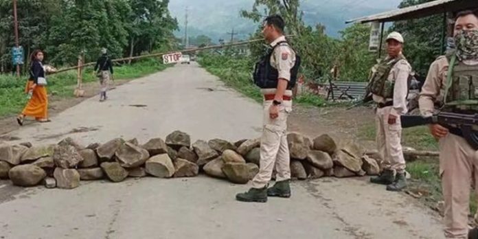മണിപ്പൂരിൽ വെടിവെപ്പ് : നാല് പേർ കൊല്ലപ്പെട്ടു മണിപ്പൂരിൽ വെടിവെപ്പ് : നാല് പേർ കൊല്ലപ്പെട്ടു