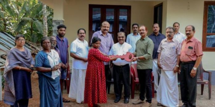 ‘വീടില്ലാത്തവർക്ക് വീട് പദ്ധതി : രണ്ടാമത്തെ വീടിന്റെ താക്കോൽദാനം നടത്തി ‘വീടില്ലാത്തവർക്ക് വീട് പദ്ധതി : രണ്ടാമത്തെ വീടിന്റെ താക്കോൽദാനം നടത്തി