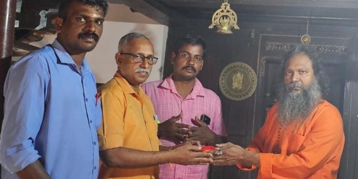 അയോദ്ധ്യയില് നിന്നും പൂജിച്ചുകൊണ്ടുവന്ന അക്ഷതം ജിതേഷ്ജിയ്ക്ക് കൈമാറി അയോദ്ധ്യയില് നിന്നും പൂജിച്ചുകൊണ്ടുവന്ന അക്ഷതം ജിതേഷ്ജിയ്ക്ക് കൈമാറി