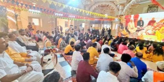 കേന്ദ്രമന്ത്രി വി മുരളീധരന് പ്രാണപ്രതിഷ്ഠാ ചടങ്ങ് കണ്ടത് ഉഗാണ്ടയില് ഇരുന്ന് കേന്ദ്രമന്ത്രി വി മുരളീധരന് പ്രാണപ്രതിഷ്ഠാ ചടങ്ങ് കണ്ടത് ഉഗാണ്ടയില് ഇരുന്ന്