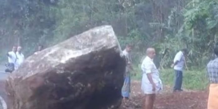 സംസ്ഥാനപാതയിലേക്ക് കൂറ്റന് പാറ വീണു ; ഗതാഗതം തടസപ്പെട്ടു സംസ്ഥാനപാതയിലേക്ക് കൂറ്റന് പാറ വീണു ; ഗതാഗതം തടസപ്പെട്ടു