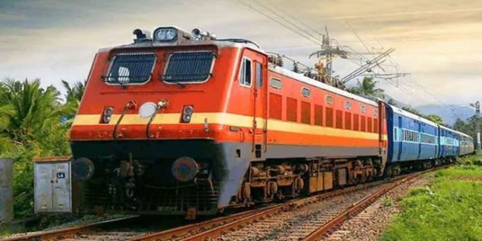 ട്രെയിനില് യുവാവ് തൂങ്ങിമരിച്ച നിലയില് ; പോക്കറ്റില് തൃശൂരില് നിന്നുള്ള ടിക്കറ്റ് ട്രെയിനില് യുവാവ് തൂങ്ങിമരിച്ച നിലയില് ; പോക്കറ്റില് തൃശൂരില് നിന്നുള്ള ടിക്കറ്റ്
