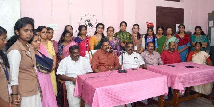 ജി.എച്ച്.എസ്.എസ് കോന്നി സ്കൂളിൽ വിദ്യാർത്ഥികളുടെ റേഡിയോ ക്ലബ് ആരംഭിച്ചു ജി.എച്ച്.എസ്.എസ് കോന്നി സ്കൂളിൽ വിദ്യാർത്ഥികളുടെ റേഡിയോ ക്ലബ് ആരംഭിച്ചു