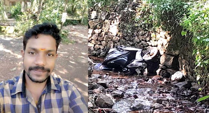 വടക്കുപുറത്ത് സ്കൂട്ടർ തോട്ടിലേക്ക് മറിഞ്ഞ് യുവാവ് മരിച്ചു വടക്കുപുറത്ത് സ്കൂട്ടർ തോട്ടിലേക്ക് മറിഞ്ഞ് യുവാവ് മരിച്ചു