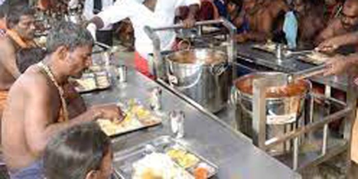 തിരുവാഭരണ ഘോഷയാത്രയിൽ അകമ്പടിസേവിക്കുന്ന തീർഥാടകർക്കായി അന്നദാനമൊരുക്കി അയ്യപ്പസേവാസംഘം തിരുവാഭരണ ഘോഷയാത്രയിൽ അകമ്പടിസേവിക്കുന്ന തീർഥാടകർക്കായി അന്നദാനമൊരുക്കി അയ്യപ്പസേവാസംഘം