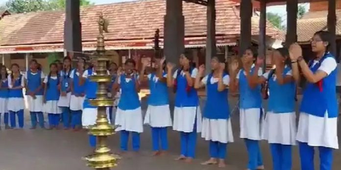 വഞ്ചിപ്പാട്ടിലെ വിജയം ആറന്മുള പാര്ഥസാരഥിക്ക് മുന്നിൽ പാടി സമർപ്പിച്ച് എ ഗ്രേഡ് വിജയികൾ വഞ്ചിപ്പാട്ടിലെ വിജയം ആറന്മുള പാര്ഥസാരഥിക്ക് മുന്നിൽ പാടി സമർപ്പിച്ച് എ ഗ്രേഡ് വിജയികൾ