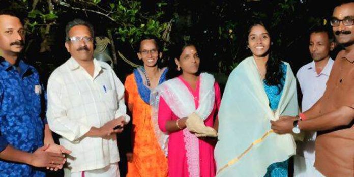 ബിഎ – എൽഎൽബി ഓണേഴ്സിൽ ഫസ്റ്റ്ക്ലാസ് നേടിയ ശ്രീലക്ഷ്മി ബാബുവിനെ ബിജെപി ബൂത്ത് കമ്മിറ്റി അനുമോദിച്ചു ബിഎ – എൽഎൽബി ഓണേഴ്സിൽ ഫസ്റ്റ്ക്ലാസ് നേടിയ ശ്രീലക്ഷ്മി ബാബുവിനെ ബിജെപി ബൂത്ത് കമ്മിറ്റി അനുമോദിച്ചു