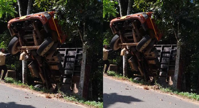 മുക്കട-ഇടമണ്-അത്തിക്കയം റോഡില് ടിപ്പര് ലോറി താഴ്ചയിലേയ്ക്ക് മറിഞ്ഞ് അപകടം മുക്കട-ഇടമണ്-അത്തിക്കയം റോഡില് ടിപ്പര് ലോറി താഴ്ചയിലേയ്ക്ക് മറിഞ്ഞ് അപകടം