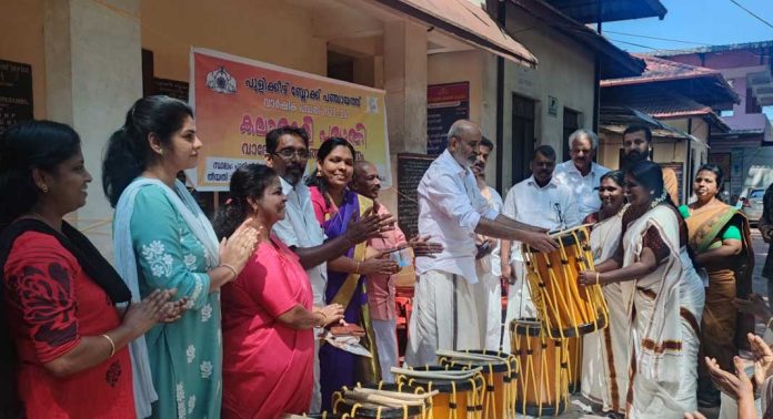 പുളിക്കീഴ് ബ്ലോക്ക് പഞ്ചായത്തില് വാദ്യോപകരണങ്ങള് വിതരണം ചെയ്തു പുളിക്കീഴ് ബ്ലോക്ക് പഞ്ചായത്തില് വാദ്യോപകരണങ്ങള് വിതരണം ചെയ്തു
