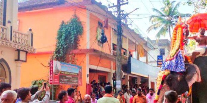 ബുധനൂർ പടിഞ്ഞാറ്റുംചേരി ശ്രീ സുബ്രഹ്മണ്യ സ്വാമി ക്ഷേത്രത്തിൽ നിന്നുള്ള എഴുന്നള്ളത്തിന് കുരിശടിയിൽ ക്രൈസ്തവ വിശ്വാസികൾ സ്വീകരണമൊരുക്കി ബുധനൂർ പടിഞ്ഞാറ്റുംചേരി ശ്രീ സുബ്രഹ്മണ്യ സ്വാമി ക്ഷേത്രത്തിൽ നിന്നുള്ള എഴുന്നള്ളത്തിന് കുരിശടിയിൽ ക്രൈസ്തവ വിശ്വാസികൾ സ്വീകരണമൊരുക്കി