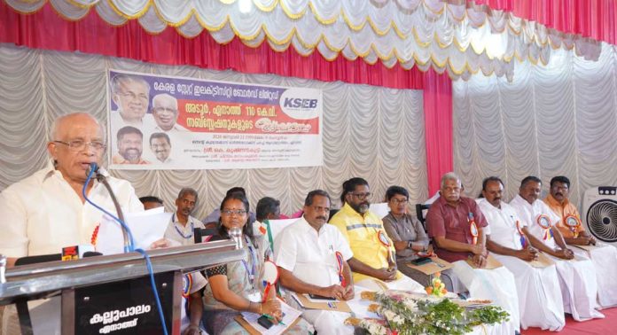 സംസ്ഥാനത്തെ എല്ലാ ആദിവാസി ഊരുകളിലെ വീടുകളിലും വൈദ്യുതി എത്തിക്കും : മന്ത്രി കെ കൃഷ്ണന്കുട്ടി സംസ്ഥാനത്തെ എല്ലാ ആദിവാസി ഊരുകളിലെ വീടുകളിലും വൈദ്യുതി എത്തിക്കും : മന്ത്രി കെ കൃഷ്ണന്കുട്ടി