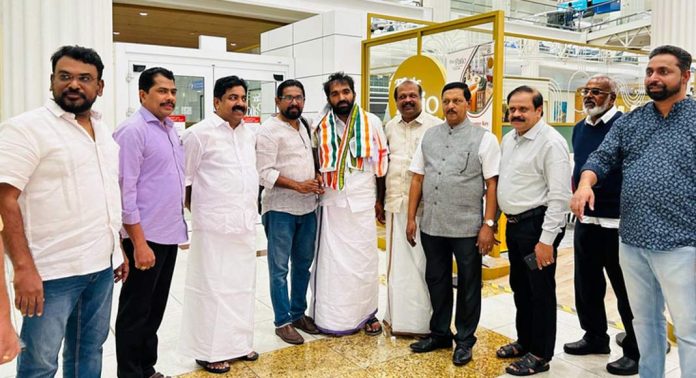 ചാണ്ടി ഉമ്മന് ദുബായ് അന്താരാഷ്ട്ര വിമാനത്താവളത്തിൽ ഇൻകാസ് ഭാരവാഹികൾ സ്വീകരണം നൽകി ചാണ്ടി ഉമ്മന് ദുബായ് അന്താരാഷ്ട്ര വിമാനത്താവളത്തിൽ ഇൻകാസ് ഭാരവാഹികൾ സ്വീകരണം നൽകി