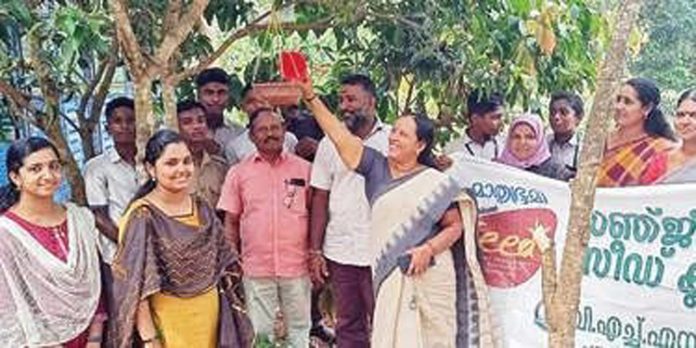 കിളികൾക്ക് കുടിനീരും ഭക്ഷണവുമൊരുക്കി ചത്തിയറ വി.എച്ച്.എസ്.എസ്. സീഡ് ക്ളബ്ബ് കിളികൾക്ക് കുടിനീരും ഭക്ഷണവുമൊരുക്കി ചത്തിയറ വി.എച്ച്.എസ്.എസ്. സീഡ് ക്ളബ്ബ്