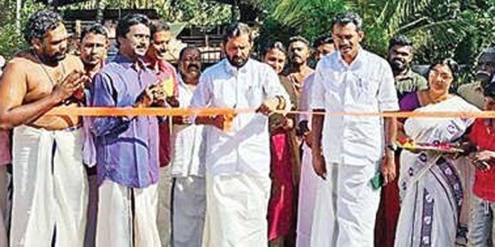 പുതിയവീട്ടിൽ ദേവീക്ഷേത്രത്തിൽ നടപ്പാത ഉദ്ഘാടനം ചെയ്തു പുതിയവീട്ടിൽ ദേവീക്ഷേത്രത്തിൽ നടപ്പാത ഉദ്ഘാടനം ചെയ്തു