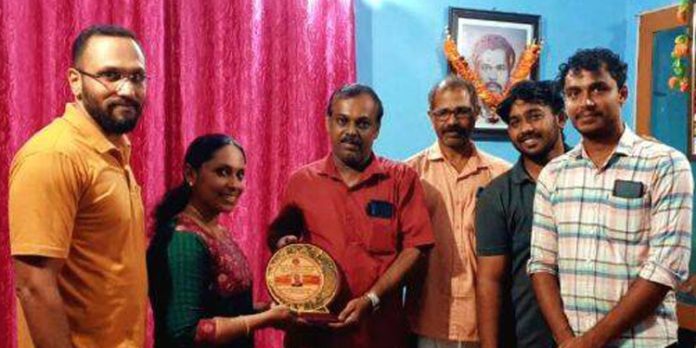 റെസ്ലിങ്ങ് ചാമ്പ്യൻഷിപ്പിൽ 60 കിലോ വിഭാഗത്തിൽ ഒന്നാം സ്ഥാനം നേടിയ ആശാ കൃഷ്ണകുമാറിനെ അനുമോദിച്ചു റെസ്ലിങ്ങ് ചാമ്പ്യൻഷിപ്പിൽ 60 കിലോ വിഭാഗത്തിൽ ഒന്നാം സ്ഥാനം നേടിയ ആശാ കൃഷ്ണകുമാറിനെ അനുമോദിച്ചു