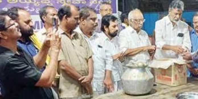 മകരവിളക്ക് ദർശനം കഴിഞ്ഞെത്തിയ അയ്യപ്പൻമാർക്ക് അയ്യപ്പസേവാസംഘം ചെങ്ങന്നൂർ താലൂക്ക് യൂണിയൻ അന്നദാനം നടത്തി മകരവിളക്ക് ദർശനം കഴിഞ്ഞെത്തിയ അയ്യപ്പൻമാർക്ക് അയ്യപ്പസേവാസംഘം ചെങ്ങന്നൂർ താലൂക്ക് യൂണിയൻ അന്നദാനം നടത്തി