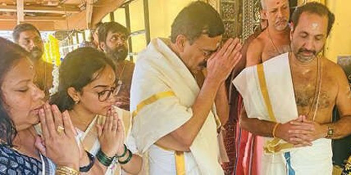 കാട്ടുവള്ളിൽ ശ്രീ ധർമശാസ്താ ക്ഷേത്രശ്രീകോവിൽ പിച്ചള പൊതിഞ്ഞു സമർപ്പിച്ചു കാട്ടുവള്ളിൽ ശ്രീ ധർമശാസ്താ ക്ഷേത്രശ്രീകോവിൽ പിച്ചള പൊതിഞ്ഞു സമർപ്പിച്ചു