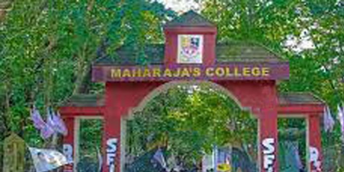 എറണാകുളം മഹാരാജാസ് കോളേജില് അധ്യാപകനെ വിദ്യാര്ത്ഥി കൈയ്യേറ്റം ചെയ്തു എറണാകുളം മഹാരാജാസ് കോളേജില് അധ്യാപകനെ വിദ്യാര്ത്ഥി കൈയ്യേറ്റം ചെയ്തു