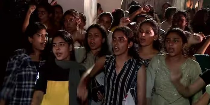 ഹോസ്റ്റല് പ്രവേശന സമയം കുറച്ചതില് പ്രതിഷേധവുമായി കുസാറ്റിലെ വിദ്യാര്ഥികള് ഹോസ്റ്റല് പ്രവേശന സമയം കുറച്ചതില് പ്രതിഷേധവുമായി കുസാറ്റിലെ വിദ്യാര്ഥികള്