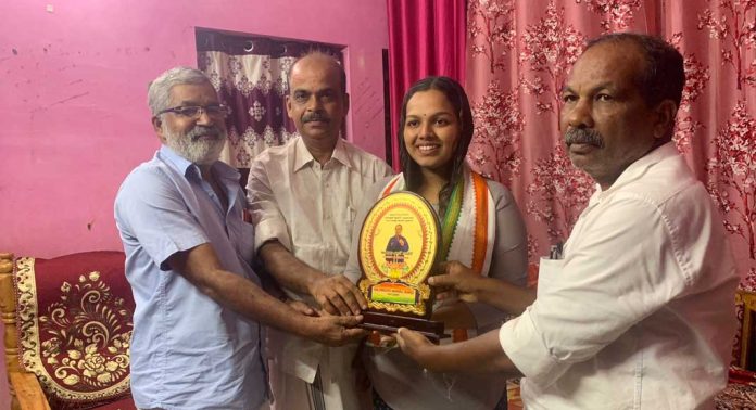 അതുല്യ എസ് നാഥിനെ കോൺഗ്രസ് കൊടുമൺ മണ്ഡലം കമ്മറ്റിയുടെ നേതൃത്വത്തിൽ ആദരിച്ചു അതുല്യ എസ് നാഥിനെ കോൺഗ്രസ് കൊടുമൺ മണ്ഡലം കമ്മറ്റിയുടെ നേതൃത്വത്തിൽ ആദരിച്ചു