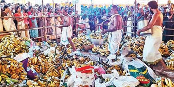 ചത്തിയറ ശക്തികുളങ്ങര ഭുവനേശ്വരി ദേവീക്ഷേത്രത്തിൽ ഏത്തക്കുലകളും കരിക്കും വഴിപാടായി സമർപ്പിച്ച് ഭക്തർ ചത്തിയറ ശക്തികുളങ്ങര ഭുവനേശ്വരി ദേവീക്ഷേത്രത്തിൽ ഏത്തക്കുലകളും കരിക്കും വഴിപാടായി സമർപ്പിച്ച് ഭക്തർ