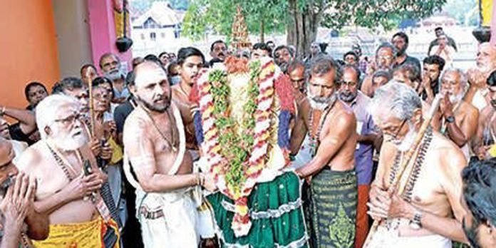 ശ്രീകൃഷ്ണസ്വാമീക്ഷേത്രത്തിൽ നിന്നും അമ്പലപ്പുഴ സംഘം എരുമേലി പേട്ടയ്ക്കും ശബരിമല തീർഥാടനത്തിനുമായി പുറപ്പെട്ടു ശ്രീകൃഷ്ണസ്വാമീക്ഷേത്രത്തിൽ നിന്നും അമ്പലപ്പുഴ സംഘം എരുമേലി പേട്ടയ്ക്കും ശബരിമല തീർഥാടനത്തിനുമായി പുറപ്പെട്ടു