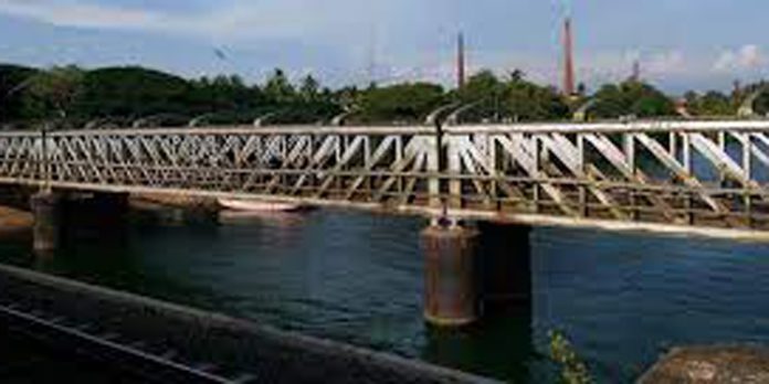 ഫറോക്ക് പഴയപാലത്തിന് ഇനി സംസ്ഥാനത്തെ ആദ്യത്തെ ദീപാലംകൃത പാലമെന്ന പദവി സ്വന്തം ഫറോക്ക് പഴയപാലത്തിന് ഇനി സംസ്ഥാനത്തെ ആദ്യത്തെ ദീപാലംകൃത പാലമെന്ന പദവി സ്വന്തം