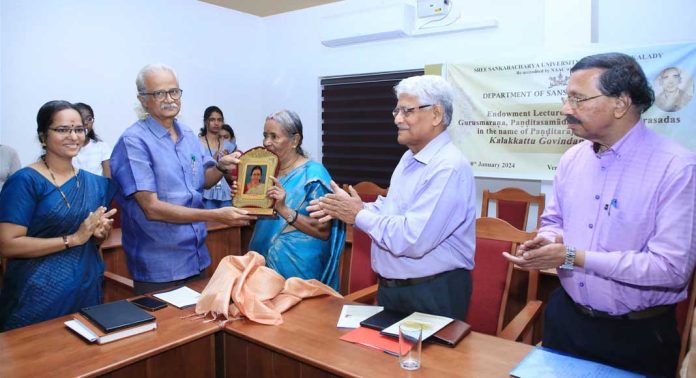 കലക്കത്ത് ഗോവിന്ദൻ നമ്പ്യാർ എൻഡോവ്മെന്റുകൾ വിതരണം ചെയ്തു കലക്കത്ത് ഗോവിന്ദൻ നമ്പ്യാർ എൻഡോവ്മെന്റുകൾ വിതരണം ചെയ്തു