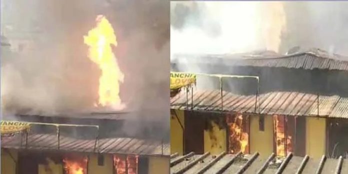 റാന്നി ഇട്ടിയപ്പാറയില് ധാന്യ മില്ലില് ഗ്യാസ് സിലിണ്ടര് പൊട്ടിത്തെറിച്ചു : ഉടമയടക്കം മൂന്നു പേര് അത്ഭുതകരമായി രക്ഷപെട്ടു റാന്നി ഇട്ടിയപ്പാറയില് ധാന്യ മില്ലില് ഗ്യാസ് സിലിണ്ടര് പൊട്ടിത്തെറിച്ചു : ഉടമയടക്കം മൂന്നു പേര് അത്ഭുതകരമായി രക്ഷപെട്ടു