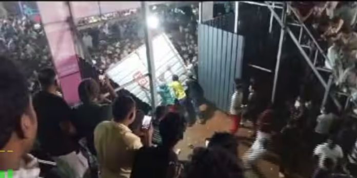 തിരൂരങ്ങാടിയിൽ മത്സരം കാണാൻ ഗേറ്റ് തകർത്ത് കാണികൾ തിരൂരങ്ങാടിയിൽ മത്സരം കാണാൻ ഗേറ്റ് തകർത്ത് കാണികൾ