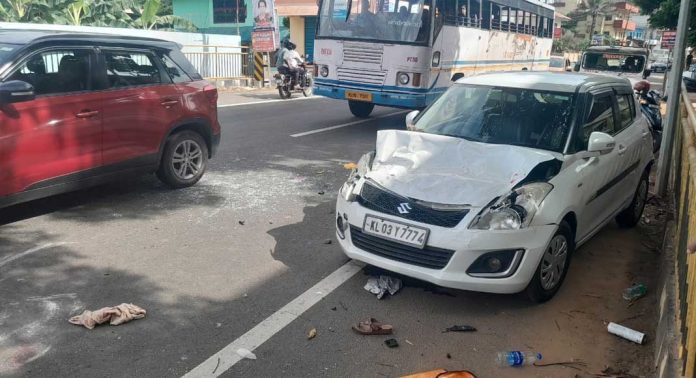 കോന്നി മാമൂട്ടിൽ നിർത്തിയിട്ട കാറിന് പിന്നിൽ മറ്റൊരു കാർ ഇടിച്ച് അപകടം കോന്നി മാമൂട്ടിൽ നിർത്തിയിട്ട കാറിന് പിന്നിൽ മറ്റൊരു കാർ ഇടിച്ച് അപകടം