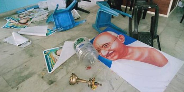 ഗാന്ധി രക്തസാക്ഷി ദിനത്തിൽ വടക്കാഞ്ചേരി കോൺഗ്രസ് ഓഫീസിൽ കൂട്ടത്തല്ല് ഗാന്ധി രക്തസാക്ഷി ദിനത്തിൽ വടക്കാഞ്ചേരി കോൺഗ്രസ് ഓഫീസിൽ കൂട്ടത്തല്ല്