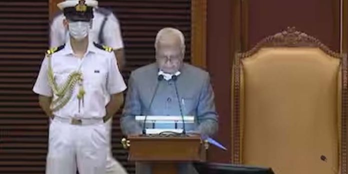 നയപ്രഖ്യാപന പ്രസംഗത്തിൽ കേന്ദ്രസർക്കാരിനെ വിമർശിച്ച് കേരള ഗവർണർ നയപ്രഖ്യാപന പ്രസംഗത്തിൽ കേന്ദ്രസർക്കാരിനെ വിമർശിച്ച് കേരള ഗവർണർ