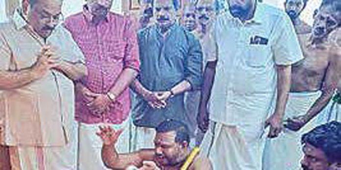 തന്ത്രപൂജാ പഠനക്ലാസിലെ പഠിതാക്കൾക്ക് ദീക്ഷനൽകി തന്ത്രപൂജാ പഠനക്ലാസിലെ പഠിതാക്കൾക്ക് ദീക്ഷനൽകി