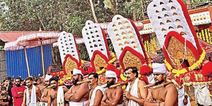 കാഞ്ഞൂർ ദേവീക്ഷേത്രത്തിൽ മുന്നൂറ്റിയൻപതോളം ഭക്തർ കോലം വഴിപാട് സമർപ്പിച്ചു കാഞ്ഞൂർ ദേവീക്ഷേത്രത്തിൽ മുന്നൂറ്റിയൻപതോളം ഭക്തർ കോലം വഴിപാട് സമർപ്പിച്ചു