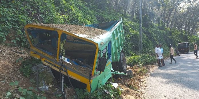 അമിത വേഗം : നിയന്ത്രണം നഷ്ടപ്പെട്ട ലോറി തിട്ടയിലിടിച്ച് മറിഞ്ഞു അമിത വേഗം : നിയന്ത്രണം നഷ്ടപ്പെട്ട ലോറി തിട്ടയിലിടിച്ച് മറിഞ്ഞു