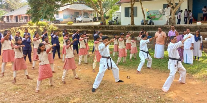 ഇടമുറി ഗവൺമെന്റ് ഹയർ സെക്കൻ്ററി സ്കൂളിൽ പെൺകുട്ടികൾക്കായുള്ള സ്വയം പ്രതിരോധ പരിശീലന പരിപാടി ഉദ്ഘാടനം ചെയ്തു ഇടമുറി ഗവൺമെന്റ് ഹയർ സെക്കൻ്ററി സ്കൂളിൽ പെൺകുട്ടികൾക്കായുള്ള സ്വയം പ്രതിരോധ പരിശീലന പരിപാടി ഉദ്ഘാടനം ചെയ്തു