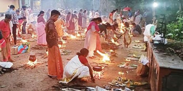 ഇടത്തിട്ട ഭഗവതിക്ഷേത്രത്തിലെ മകരപ്പൊങ്കാലയില് പങ്കെടുത്ത് നൂറു കണക്കിന് ഭക്ത ജനങ്ങള് ഇടത്തിട്ട ഭഗവതിക്ഷേത്രത്തിലെ മകരപ്പൊങ്കാലയില് പങ്കെടുത്ത് നൂറു കണക്കിന് ഭക്ത ജനങ്ങള്