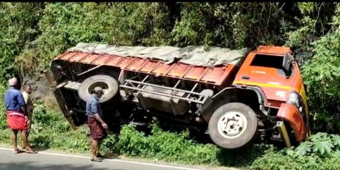 ദേശീയ പാതയിൽ നിയന്ത്രണം വിട്ട ലോറി മറിഞ്ഞു ; ആർക്കും പരിക്കില്ല ദേശീയ പാതയിൽ നിയന്ത്രണം വിട്ട ലോറി മറിഞ്ഞു ; ആർക്കും പരിക്കില്ല