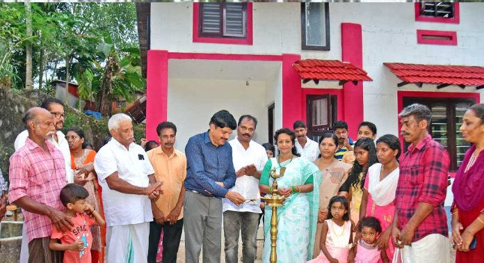 ഡോ .എം .എസ്. സുനിലിന്റെ 296- മത് സ്നേഹഭവനം സിന്ധു ജോസഫിനും മൂന്ന് പെൺകുഞ്ഞുങ്ങൾക്കും ഡോ .എം .എസ്. സുനിലിന്റെ 296- മത് സ്നേഹഭവനം സിന്ധു ജോസഫിനും മൂന്ന് പെൺകുഞ്ഞുങ്ങൾക്കും