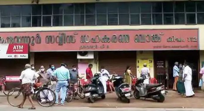 കരുവന്നൂരിൽ കുത്തിയിരുന്ന് സമരം ചെയ്ത ജോഷിക്ക് ഒടുവിൽ നീതി ; 28 ലക്ഷത്തിന്റെ ചെക്ക് നൽകി കരുവന്നൂരിൽ കുത്തിയിരുന്ന് സമരം ചെയ്ത ജോഷിക്ക് ഒടുവിൽ നീതി ; 28 ലക്ഷത്തിന്റെ ചെക്ക് നൽകി