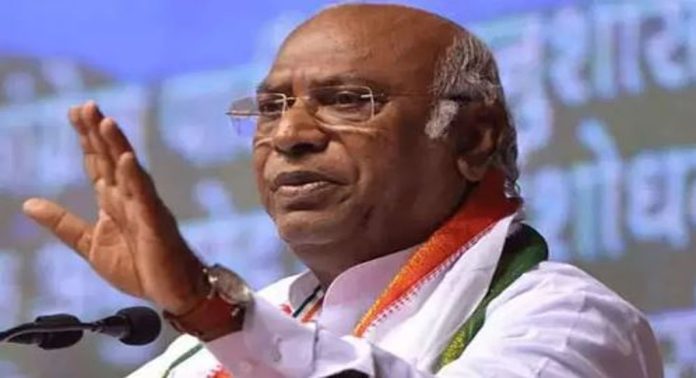 ബിജെപിക്ക് മറുപടി നൽകാൻ ഒരുങ്ങി കോൺഗ്രസ് ; ഒരുലക്ഷം അണികളെ അണിനിരത്തി തൃശൂരില് മഹാസമ്മേളനം ബിജെപിക്ക് മറുപടി നൽകാൻ ഒരുങ്ങി കോൺഗ്രസ് ; ഒരുലക്ഷം അണികളെ അണിനിരത്തി തൃശൂരില് മഹാസമ്മേളനം