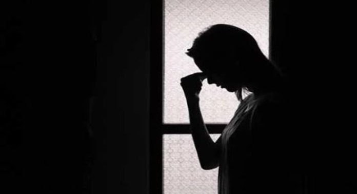 ഓഫീസിലെ ബാത്ത്റൂമിലെത്തിച്ച് പീഡനത്തിനിരയാക്കി; അധ്യാപകനെതിരെ വ്യാപക പരാതിയുമായി നിരവധി വിദ്യാർഥിനികൾ ഓഫീസിലെ ബാത്ത്റൂമിലെത്തിച്ച് പീഡനത്തിനിരയാക്കി; അധ്യാപകനെതിരെ വ്യാപക പരാതിയുമായി നിരവധി വിദ്യാർഥിനികൾ