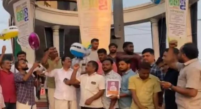 അബ്ദുല്ലക്കുട്ടിക്കെതിരെ വിമാനം പറത്തി യൂത്ത് ലീഗ് പ്രതിഷേധിച്ചു അബ്ദുല്ലക്കുട്ടിക്കെതിരെ വിമാനം പറത്തി യൂത്ത് ലീഗ് പ്രതിഷേധിച്ചു