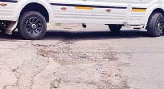 റോഡ് പൊട്ടിപ്പൊളിഞ്ഞിട്ട് മാസങ്ങളായി ; യാത്രക്കാർക്ക് ദുരിതം റോഡ് പൊട്ടിപ്പൊളിഞ്ഞിട്ട് മാസങ്ങളായി ; യാത്രക്കാർക്ക് ദുരിതം