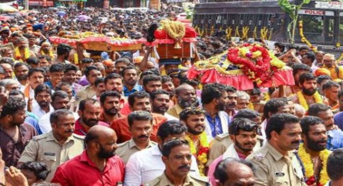 ശബരിഗിരീശന്റെ തിരുവാഭരണ ഘോഷയാത്രയെ വരവേൽക്കാൻ നാടൊരുങ്ങി ശബരിഗിരീശന്റെ തിരുവാഭരണ ഘോഷയാത്രയെ വരവേൽക്കാൻ നാടൊരുങ്ങി