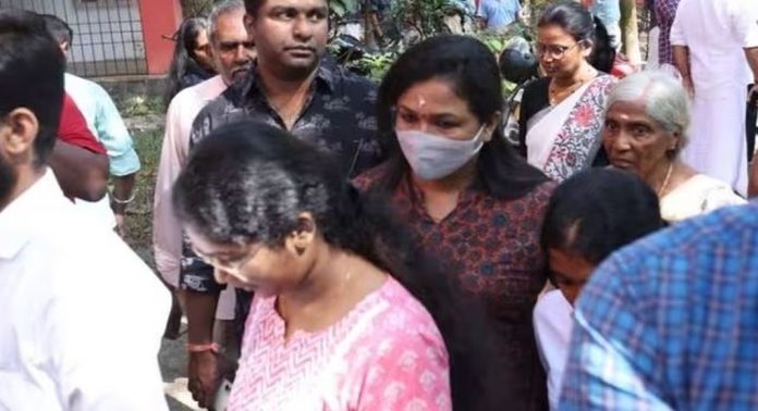 രഞ്ജിത്ത് ശ്രീനിവാസന് വധക്കേസ് ; നിര്ണായകമായതു കൊലപാതകം നേരില്ക്കണ്ട മകളുടെ മൊഴി രഞ്ജിത്ത് ശ്രീനിവാസന് വധക്കേസ് ; നിര്ണായകമായതു കൊലപാതകം നേരില്ക്കണ്ട മകളുടെ മൊഴി