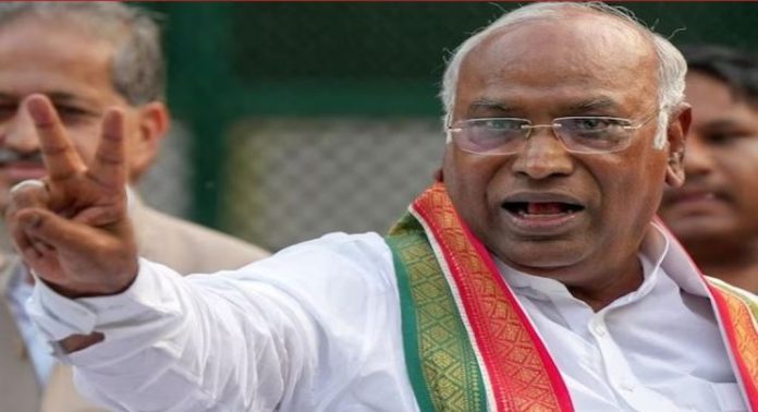 ലോക്സഭാ തെരഞ്ഞെടുപ്പ് ; കേരളത്തിൽ ഇരുപതിൽ ഇരുപതും നേടണമെന്ന് ഖാർഗെ ലോക്സഭാ തെരഞ്ഞെടുപ്പ് ; കേരളത്തിൽ ഇരുപതിൽ ഇരുപതും നേടണമെന്ന് ഖാർഗെ