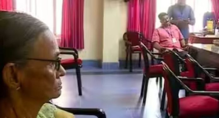 നവകേരള സദസില് നല്കിയ പരാതിക്ക് പരിഹാരം കണ്ടെത്തിയില്ല ; പിന്നാലെ താലൂക്ക് ഓഫീസിന് മുന്നില് കുത്തിയിരിപ്പ് സമരവുമായി വയോധിക നവകേരള സദസില് നല്കിയ പരാതിക്ക് പരിഹാരം കണ്ടെത്തിയില്ല ; പിന്നാലെ താലൂക്ക് ഓഫീസിന് മുന്നില് കുത്തിയിരിപ്പ് സമരവുമായി വയോധിക